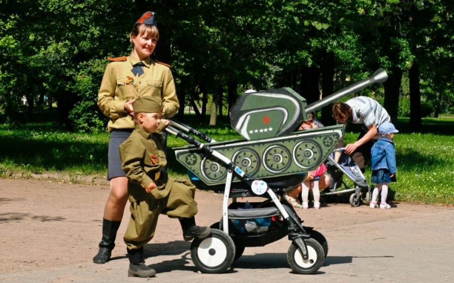 С папой с мамой на парад минус. Коляска в виде танка. Парад колясок танк. Коляска танк на 9 мая.